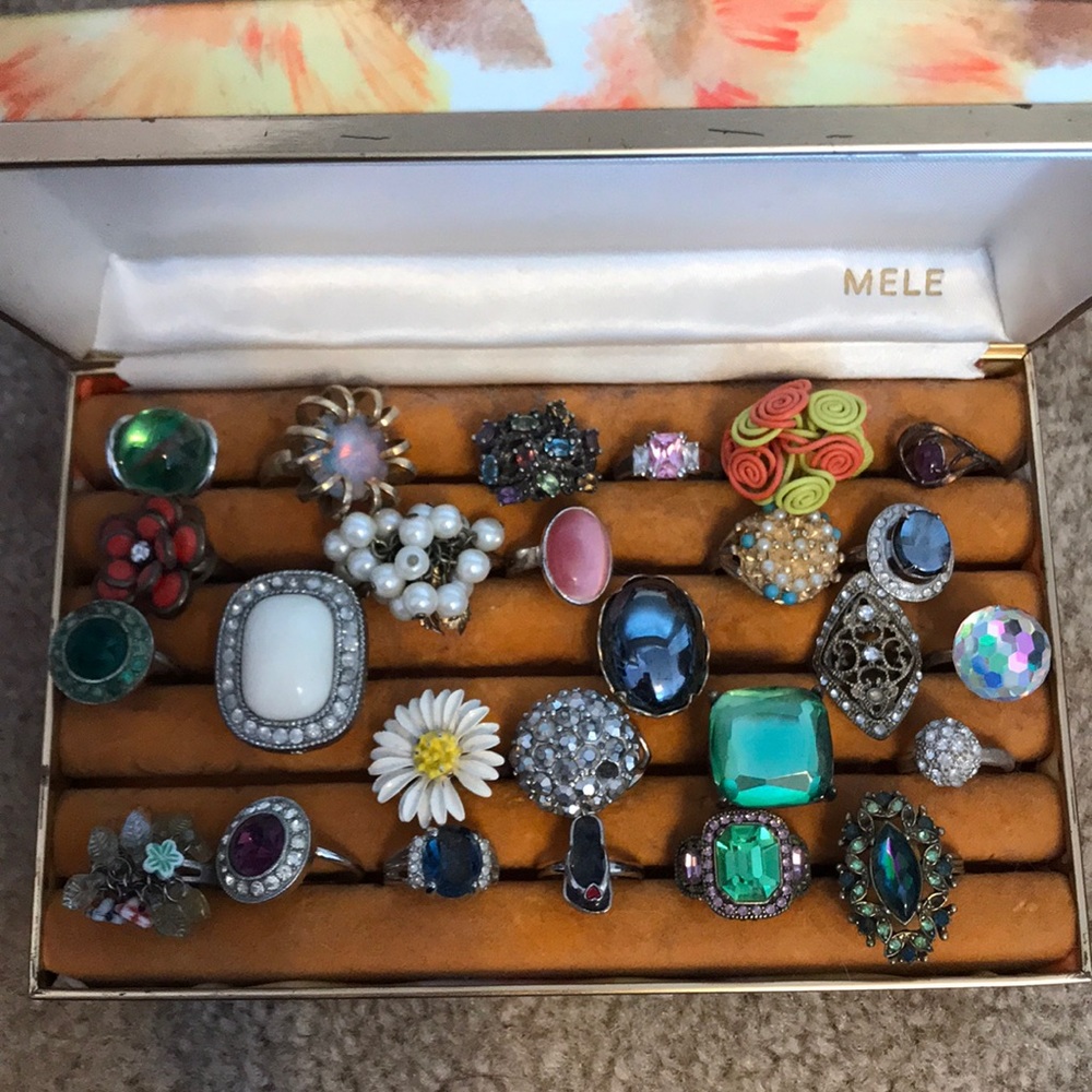 Lot of vintage and costume rings